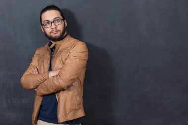 Genç adam akıllı rahat kıyafet