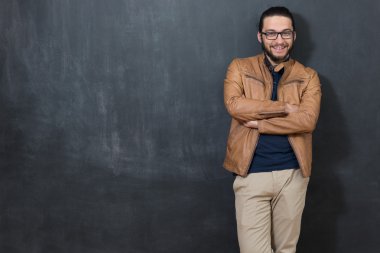 Genç adam akıllı rahat kıyafet