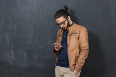 adam tutarak cep telefonu 