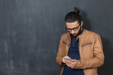 Akıllı telefon kullanan adam. 