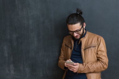 Akıllı telefon kullanan adam. 