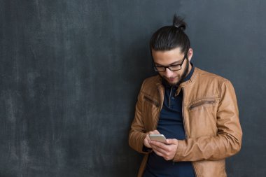 Akıllı telefon kullanan adam. 