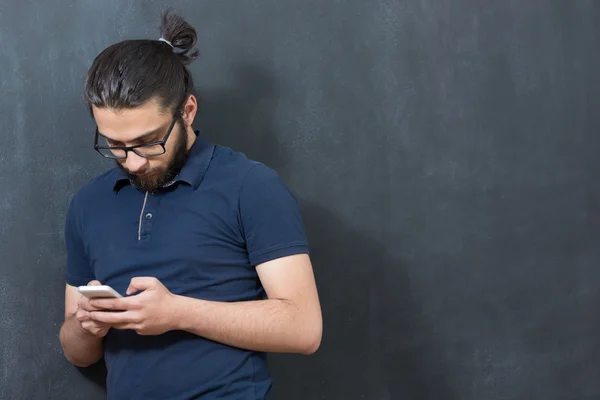 Uomo che utilizza l'applicazione telefono — Foto Stock