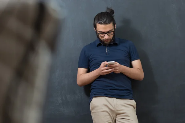 Uomo utilizzando smart phone — Foto Stock