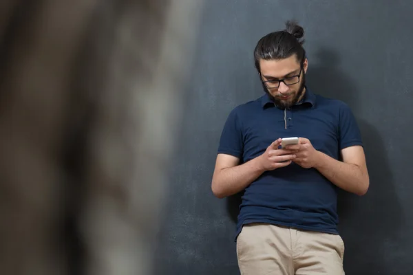 Uomo utilizzando smart phone — Foto Stock