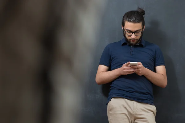 Uomo utilizzando smart phone — Foto Stock