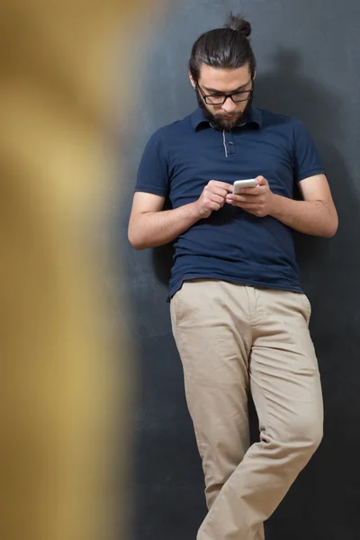 Uomo utilizzando smart phone — Foto Stock