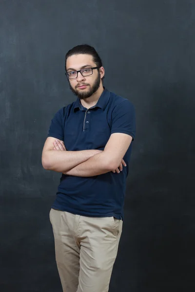 Hombre vestido casual con los brazos cruzados — Foto de Stock