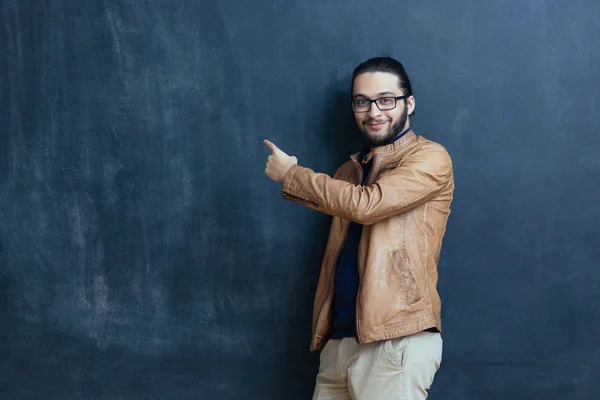 Jovem em desgaste casual inteligente — Fotografia de Stock