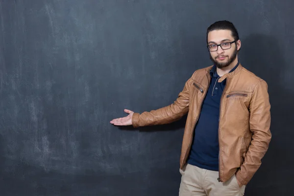 Hombre joven en ropa casual inteligente — Foto de Stock