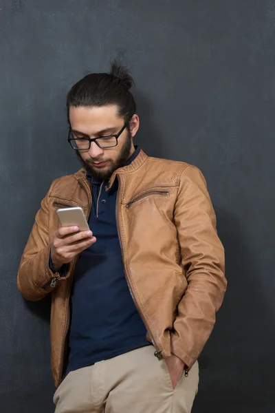 Uomo utilizzando smart phone — Foto Stock