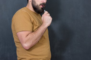 Adam bir e-sigara sigara