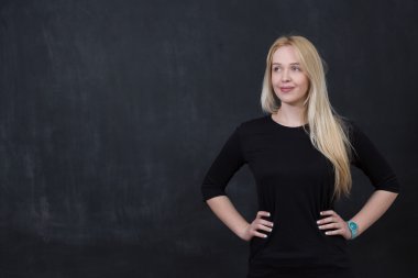 Genç sarışın kadın siyah giyimli