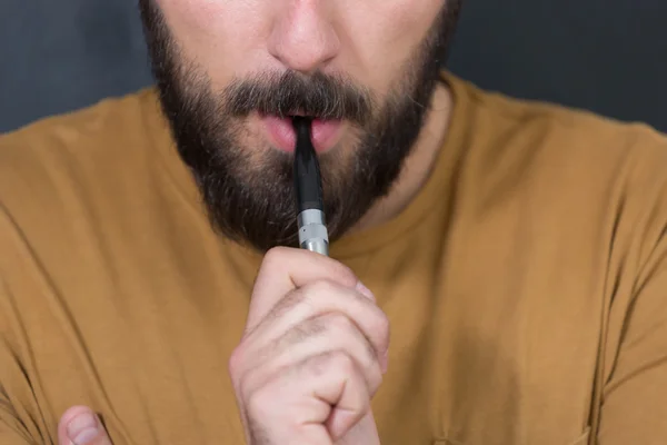 Man röka en e-cigarett — Stockfoto