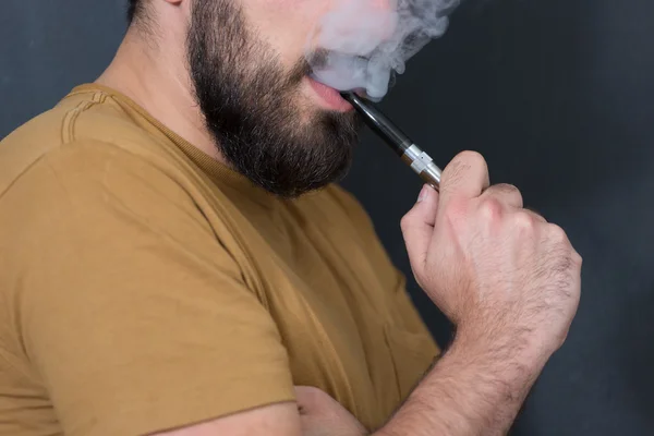 Man smoking an e-cigarette — Stock Photo, Image