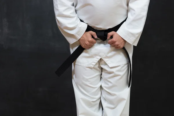 Člověk cvičí karate — Stock fotografie