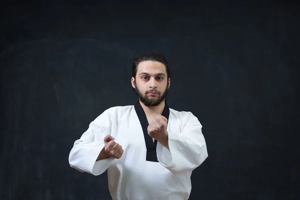 Entraînement de combattant de karaté masculin — Photo