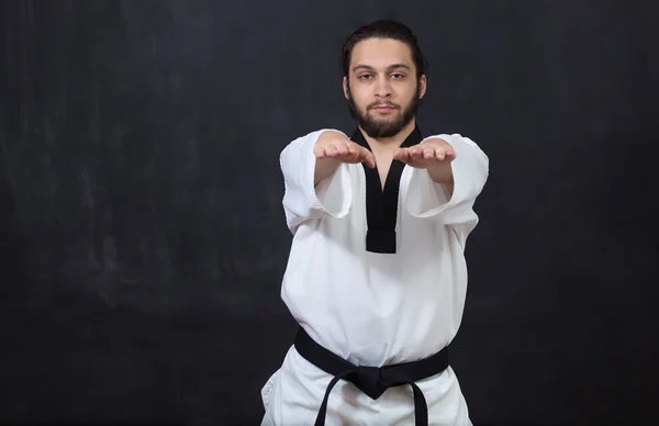 Treinamento de lutador de karaté masculino — Fotografia de Stock