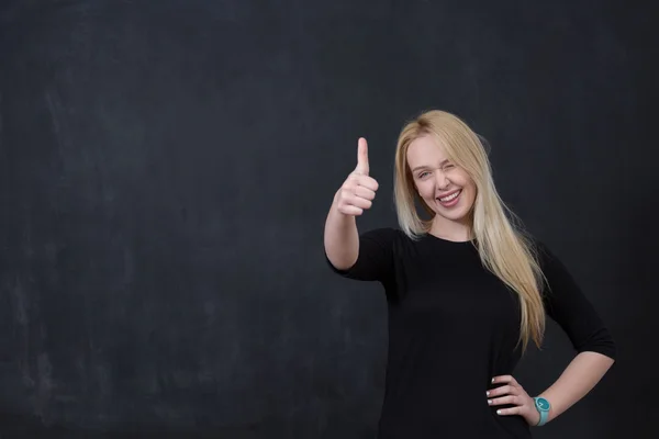Blond kvinna visar tummen — Stockfoto