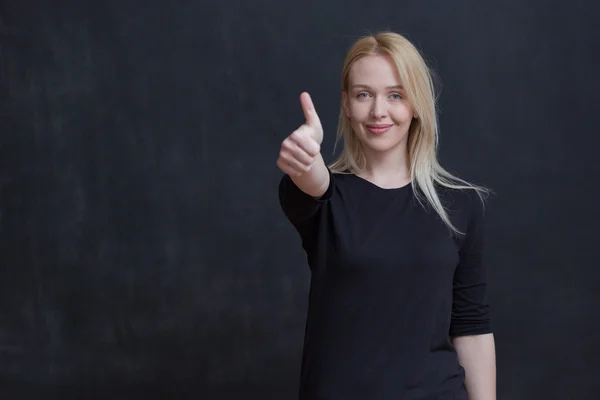 Blonde vrouw duim opdagen — Stockfoto