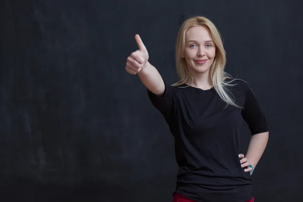 Donna bionda mostrando pollice in su — Foto Stock