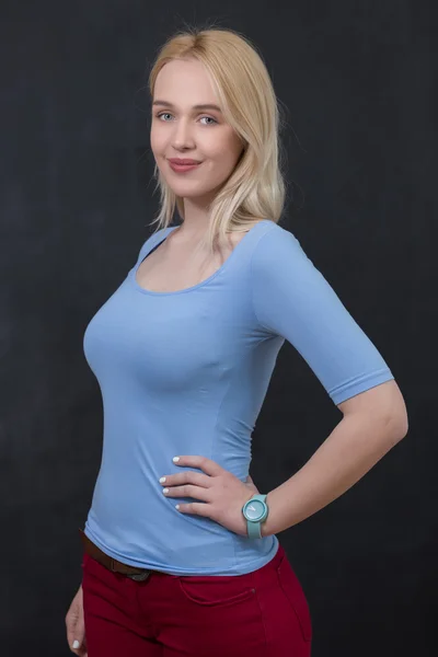 Mujer rubia joven en camiseta azul —  Fotos de Stock