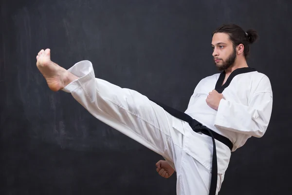 Treinamento de lutador de karaté masculino — Fotografia de Stock