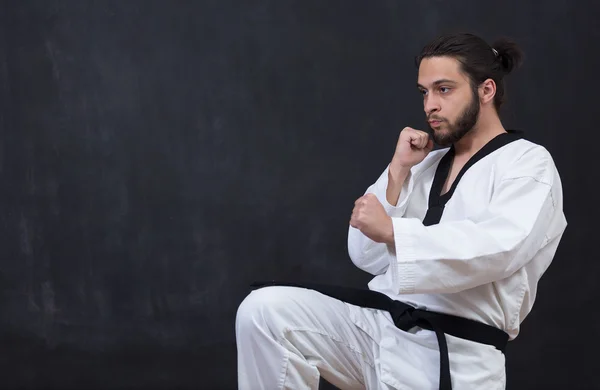 Treinamento de lutador de karaté masculino — Fotografia de Stock