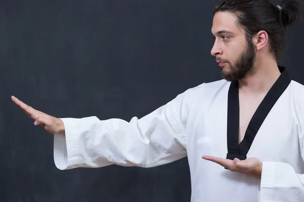 Treinamento de lutador de karaté masculino — Fotografia de Stock