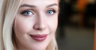 Genç, gülümseyen kadın