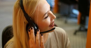 kadın müşteri hizmetleri temsilcisi