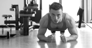 Push ups egzersiz yapan erkek