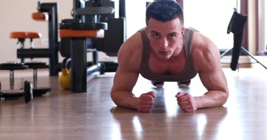 Push ups egzersiz yapan erkek