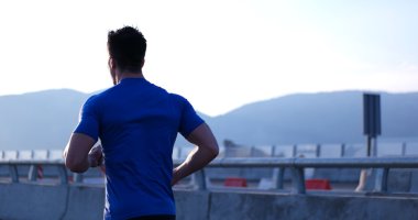 gün batımında koşan adam