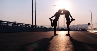 Bir kaç gün batımında germe siluetleri