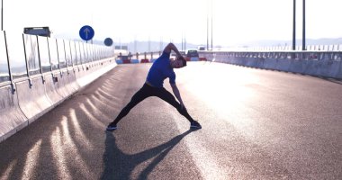 Kentsel alanda egzersiz adam