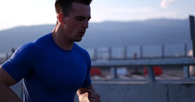 gün batımında koşan adam