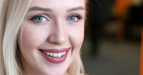 Joven mujer sonriente — Foto de Stock