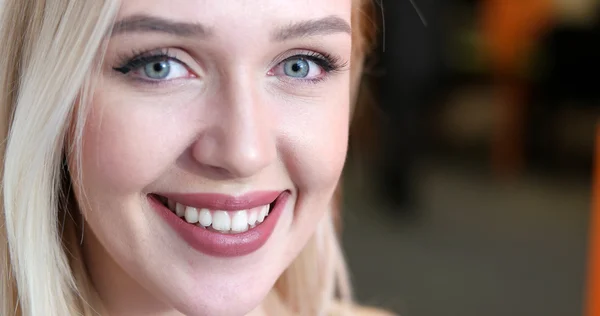 Joven mujer sonriente —  Fotos de Stock