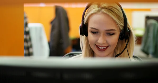 Representante de servicio al cliente femenino — Foto de Stock