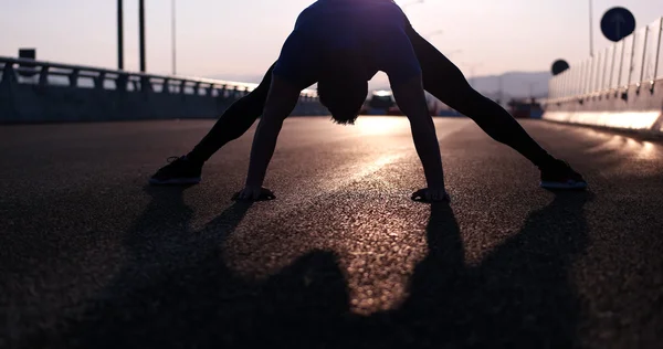 Hombre estirándose al atardecer —  Fotos de Stock