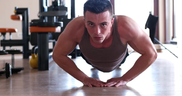 Homem fazendo push-ups exercício — Fotografia de Stock