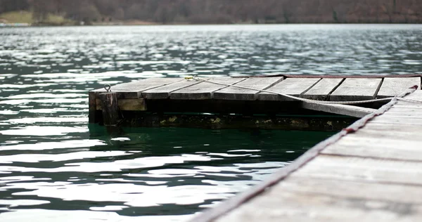 Bacino di legno con vista su uno splendido lago — Foto Stock