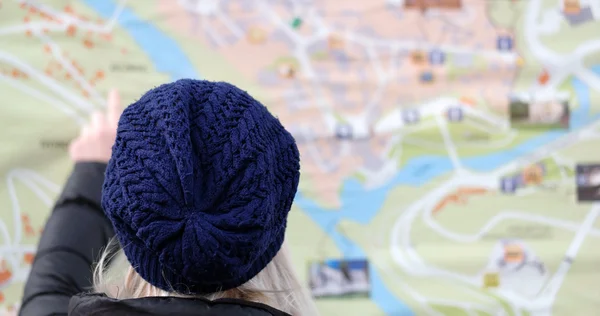 Woman standing in front  map — Stock Photo, Image