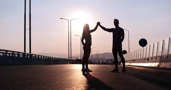 Hombre y mujer levantando las manos —  Fotos de Stock