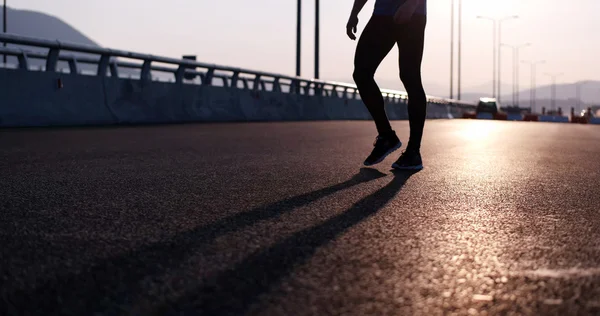 Laufen bei Sonnenaufgang Mann — Stockfoto