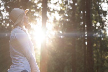 Ormandaki hasır şapkalı kadın