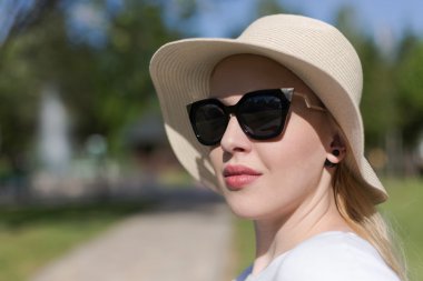 Genç kız şapka ve güneş gözlüğü