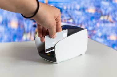 ödeme terminal kullanan kadın eli  