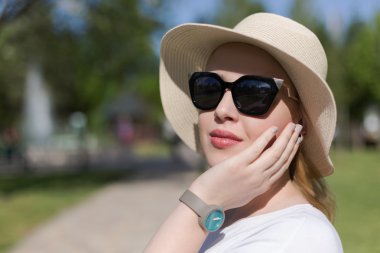 Genç kız şapka ve güneş gözlüğü